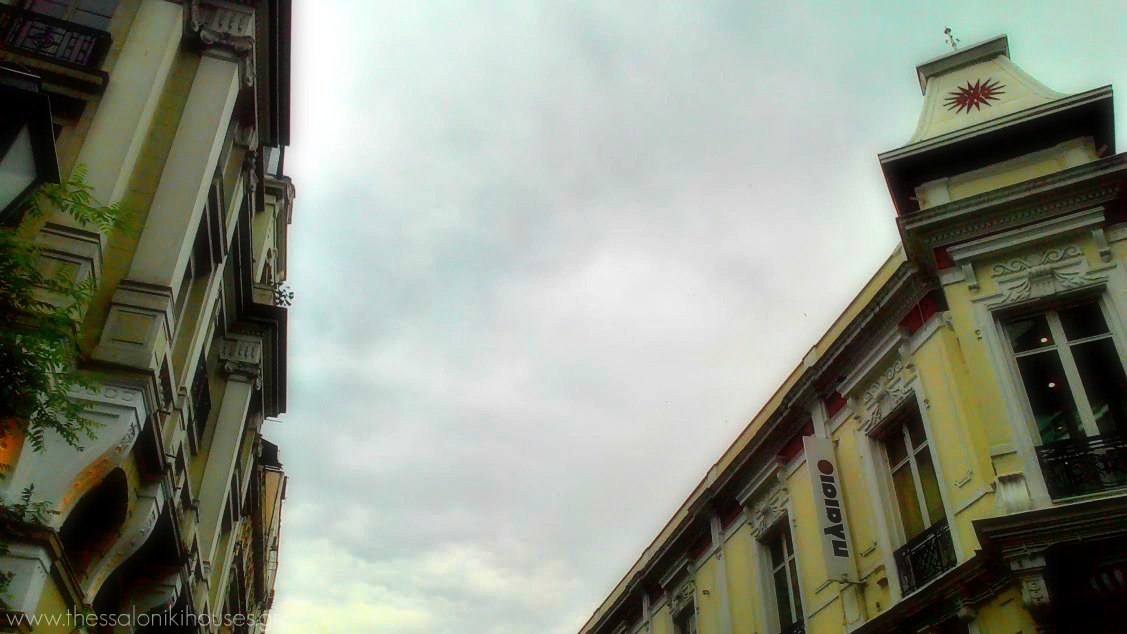 Το μέγαρο Γκατένιο Φλωρεντίν αριστερά και η πρώην Τραπεζα Αθηνών δεξιά στην οδό Αγίου Μηνά www.thessalonikihouses.gr