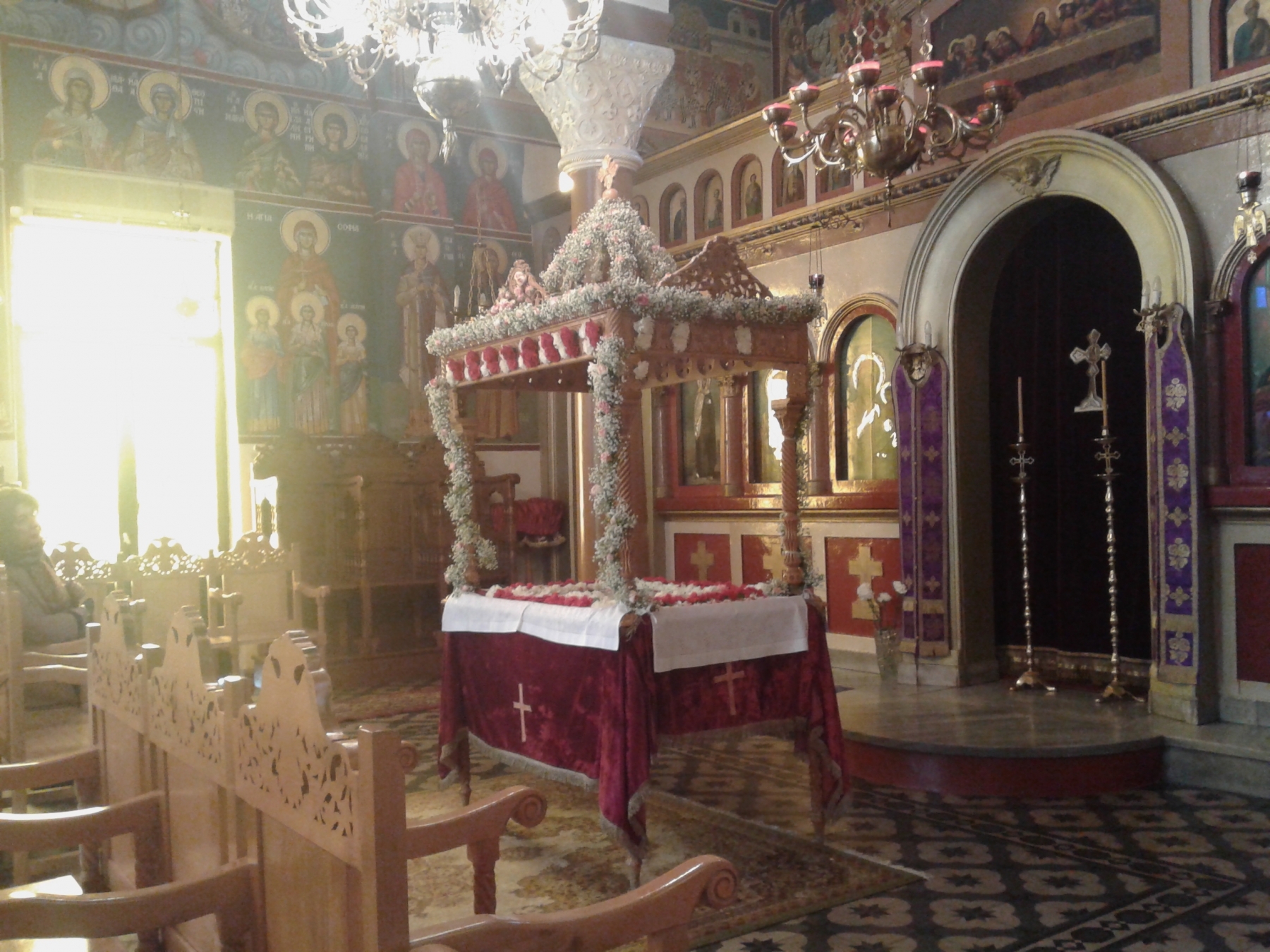 Επιτάφιος Ι. Ναός Αγίου Νικολάου (πάνω από την πλατεία Αριστοτέλους, Μητροπολίτου Γενναδίου 20). Επιτάφιος Ι. Ναός Αγίου Νικολάου (πάνω από την πλατεία Αριστοτέλους, Μητροπολίτου Γενναδίου 20).