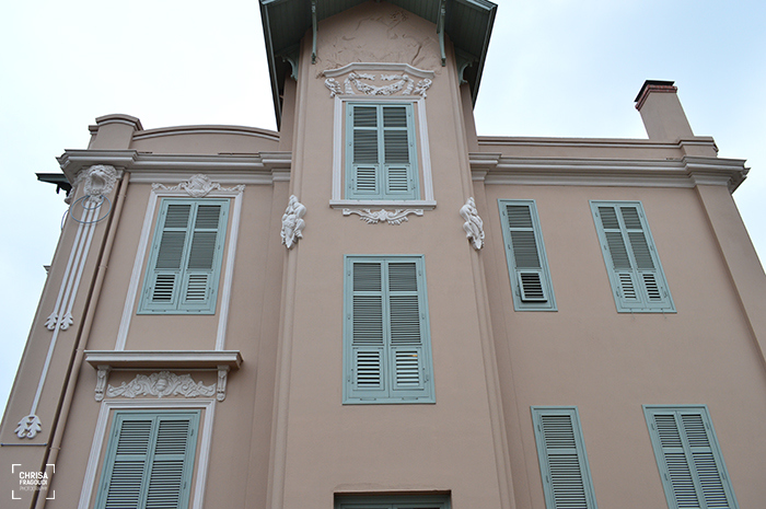 Οι λεοντοκεφαλές στις γωνίες και η ανάγλυφη σύνθεση στο τύμπανο της στέγης της βίλας Πετρίδη Photo Credits:Chrisa Fragoudi Οι λεοντοκεφαλές στις γωνίες και η ανάγλυφη σύνθεση στο τύμπανο της στέγης της βίλας Πετρίδη Photo Credits:Chrisa Fragoudi